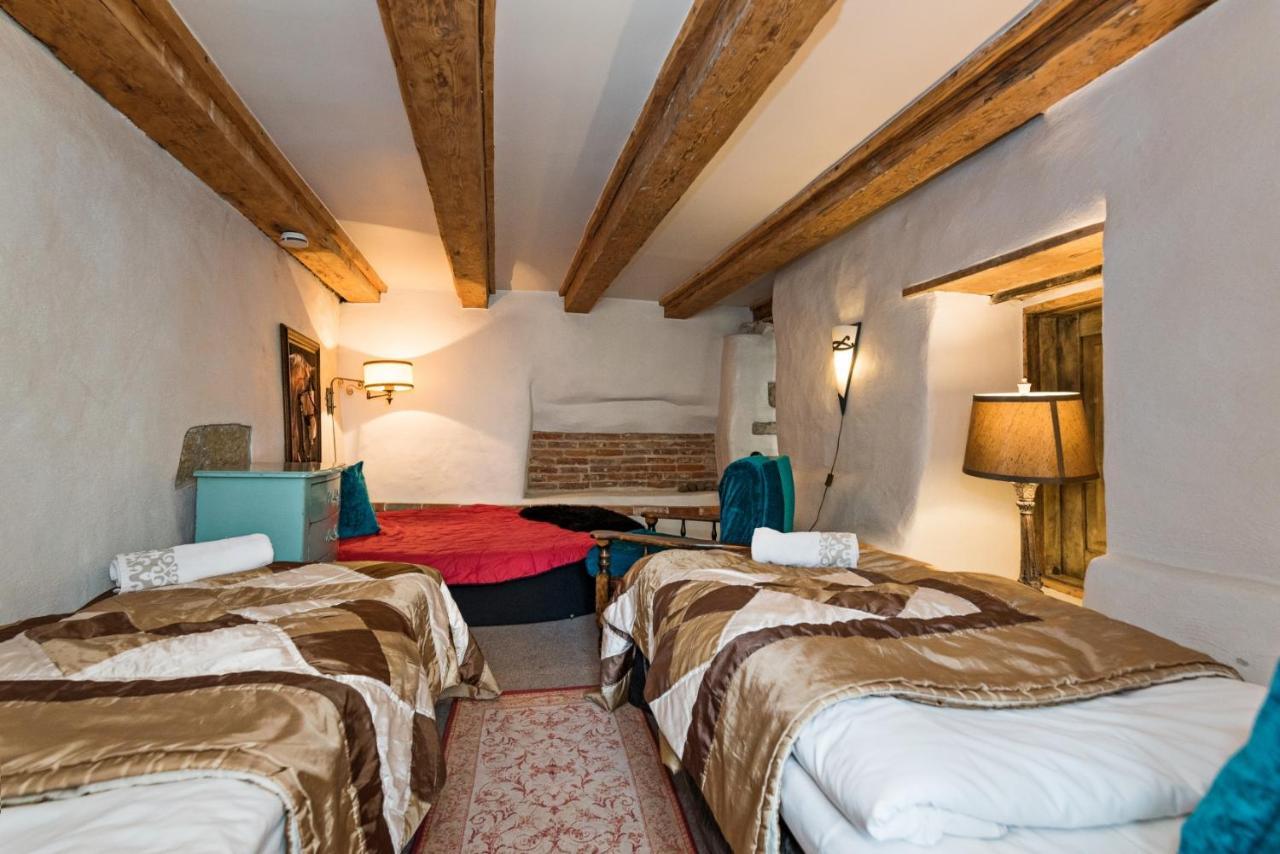 Historical Two-Bedroom Apartment With Sauna, Jacuzzi And Fireplace Tallinn Exterior foto