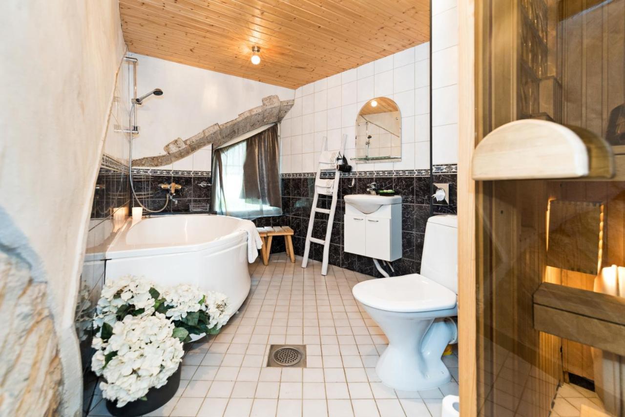 Historical Two-Bedroom Apartment With Sauna, Jacuzzi And Fireplace Tallinn Exterior foto